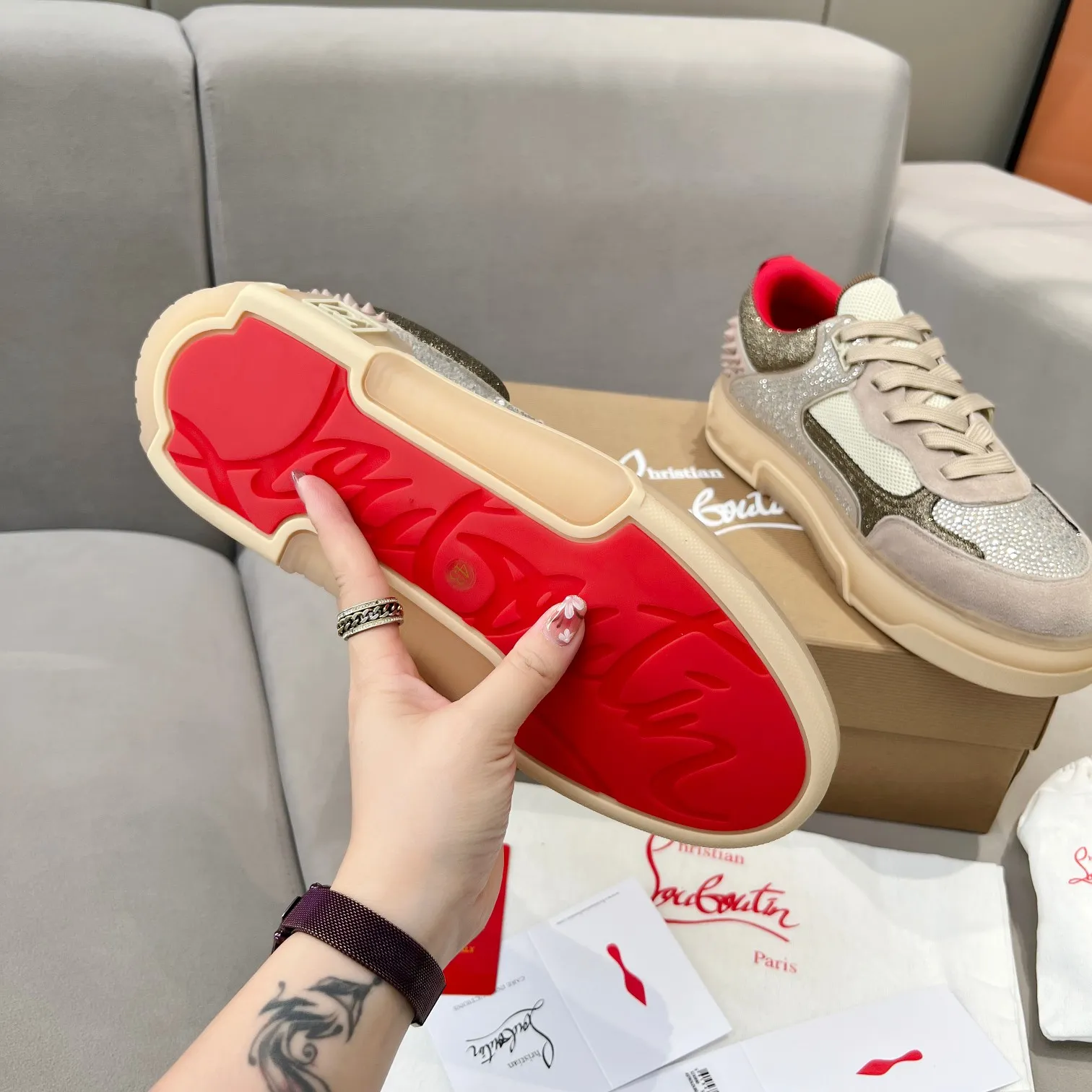 Men's clothing and shoes 💰760. Drill surface. 🌹🌹🌹̋Wang Junkai Yang Mi Xu Kai Zhang Jingyi Ding Chengxin Chen Muchi Wang Ziyi Same style Christian Louboutin 2024 [New product] Drill surface ASTROLOUBI thick-soled sports shoes for men, red-soled shoes, the perfect fusion of fashion and sports, The fabrics are made of luxurious calfskin, soft suede, smooth satin and laminated leather, and the back is decorated with classic rivets. The interior is blended with a knitted tongue for added durability, breathability and quick-drying comfort. The outsole is made of a combination of EVA foam and imported rubber, and the colorful CL iconic letters on the side of the outsole show the brand's unique style. It is a ceiling-level comfortable skate shoe! ! ! Multiple colors available, currently men’s sizes 39--45